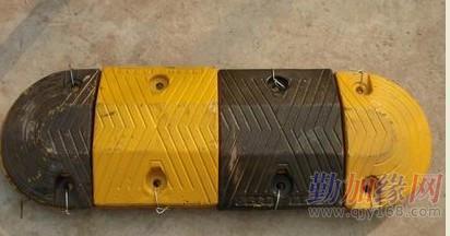 道路减速设备选购指南 从贵州减速带到河南速捷交通设施的专业解析