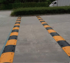 校园巡逻车减速带安全通行物理分析